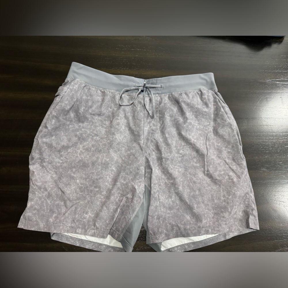 Lululemon men’s XL 7 inch inseam short